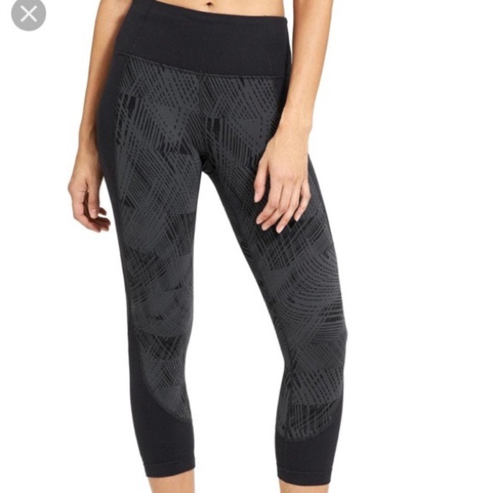 Athleta XS. (Sz 2,34) Palm Salutation Capri. High waisted.